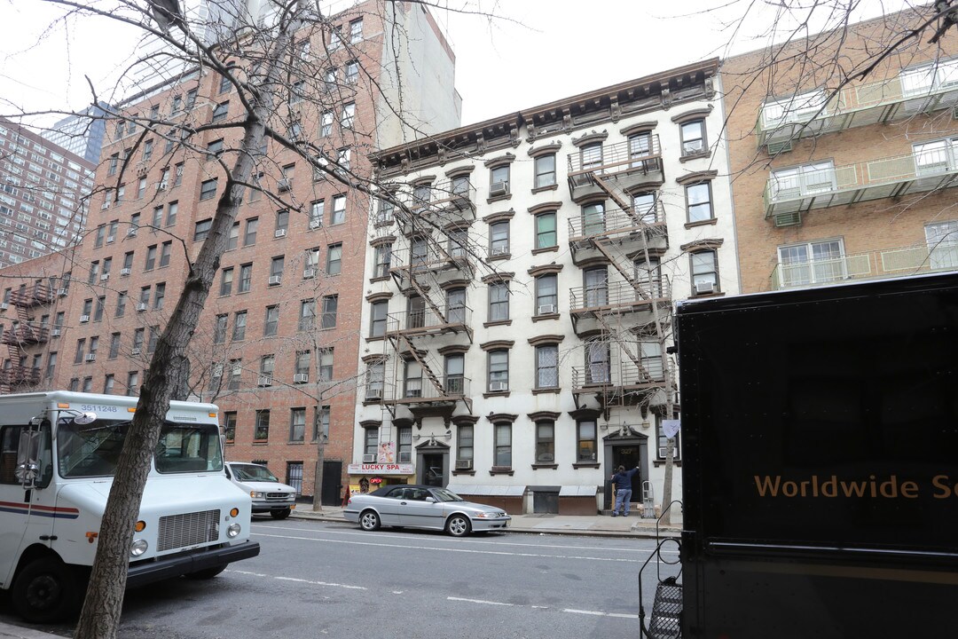 325-327 E 54th St in New York, NY - Foto de edificio