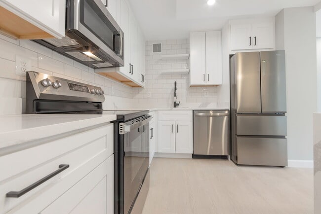 205 Yoakum Pky, Unit 516 in Alexandria, VA - Building Photo - Building Photo