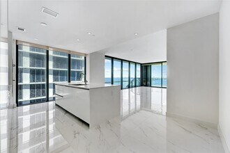 700 NE 24th St, Unit 2901 in Miami, FL - Foto de edificio - Building Photo