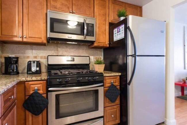 77 Thingvalla Ave in Belmont, MA - Foto de edificio - Building Photo