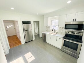 78 Dora Street in Stamford, CT - Building Photo - Interior Photo