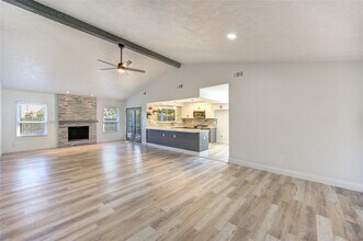 235 E Castle Harbour Dr in Friendswood, TX - Foto de edificio - Building Photo