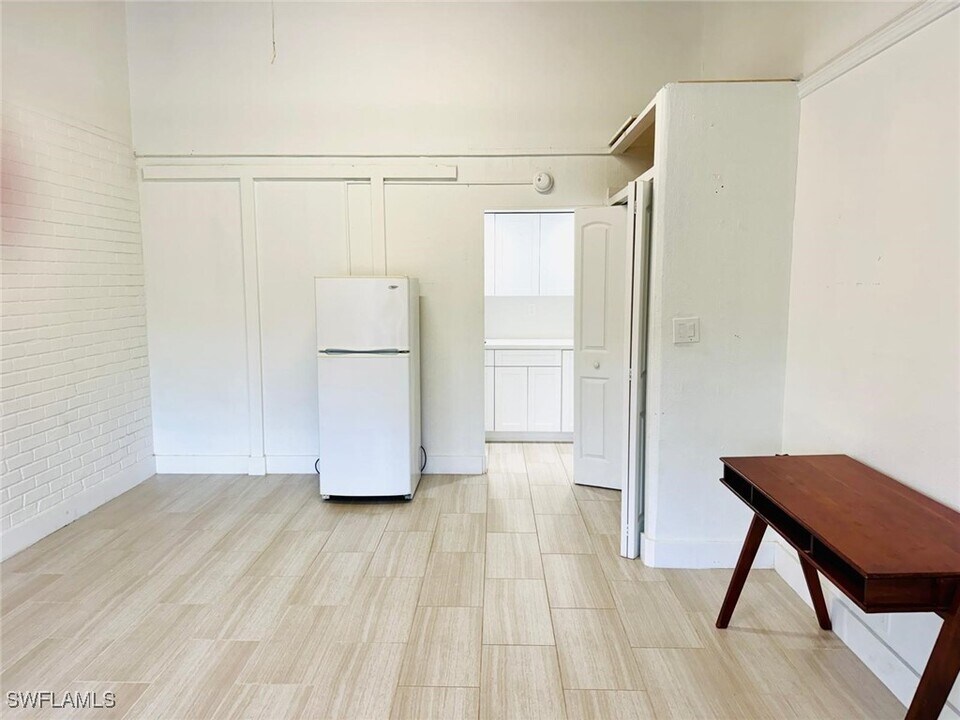 4050 Golden Gate Pkwy in Naples, FL - Building Photo