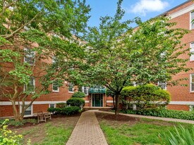 22 S Old Glebe Rd in Arlington, VA - Building Photo