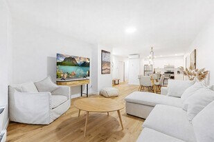 2060 R. Saint-Denis in Montréal, QC - Building Photo