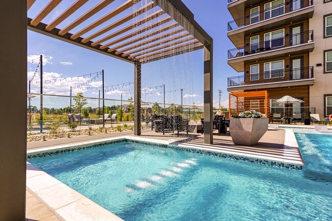 Alexan Montview Plaza in Aurora, CO - Foto de edificio - Building Photo