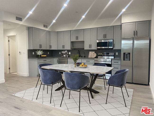 10455 Etiwanda Ave in Los Angeles, CA - Building Photo - Building Photo