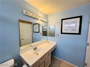 8825 Stoney Point Dr in Las Vegas, NV - Building Photo - Building Photo