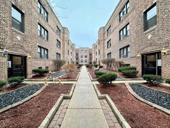 3737 N Pine Grove Ave, Unit J05P in Chicago, IL - Foto de edificio - Building Photo