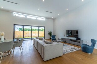 326 NW 40th St in Miami, FL - Building Photo