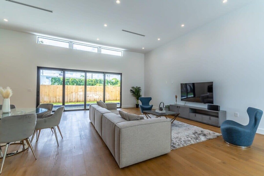 326 NW 40th St in Miami, FL - Building Photo
