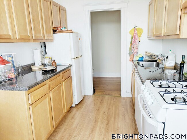 1810 Commonwealth Ave in Boston, MA - Building Photo - Building Photo