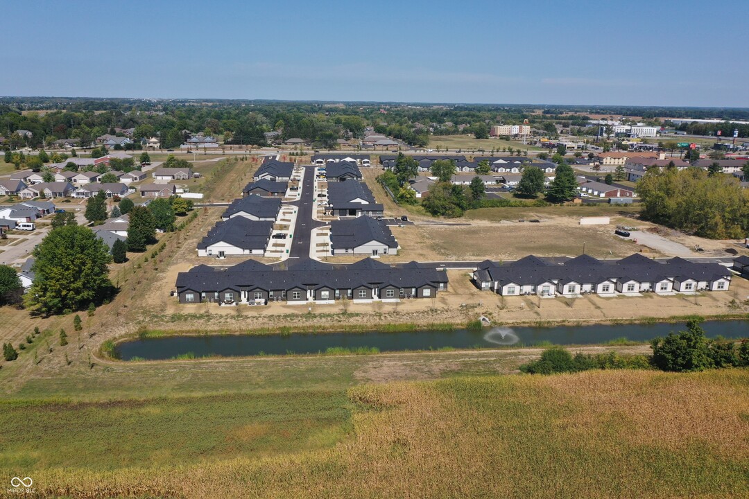 1975 Chambers Dr in Franklin, IN - Foto de edificio