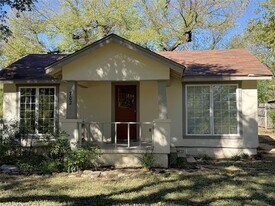 702 SW Barnard St in Glen Rose, TX - Building Photo