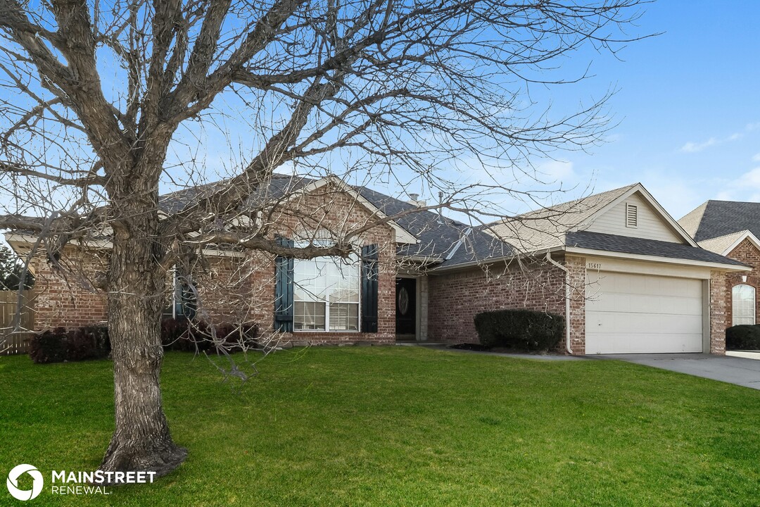 15617 Hyde Parke Dr in Edmond, OK - Building Photo