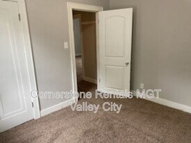 208 5th Ave SW in Valley City, ND - Building Photo