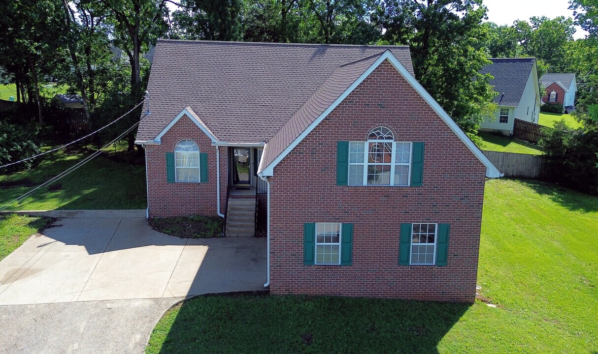 2105 Academy Way in La Vergne, TN - Building Photo