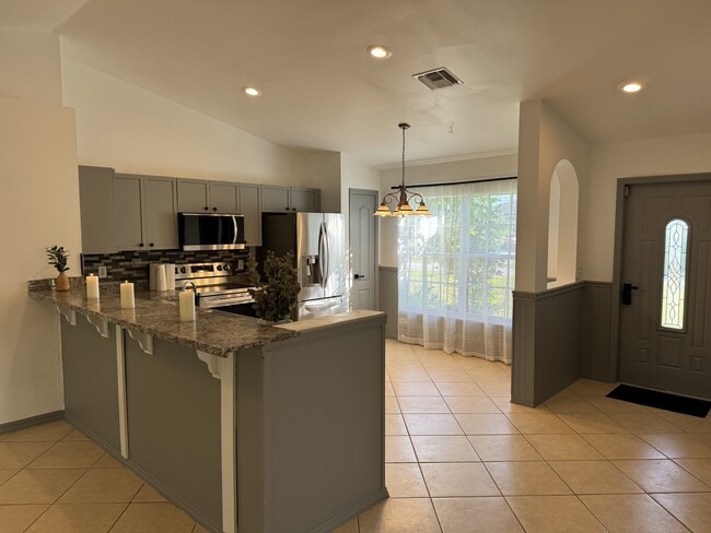 3618 NE 18th Pl in Cape Coral, FL - Foto de edificio - Building Photo