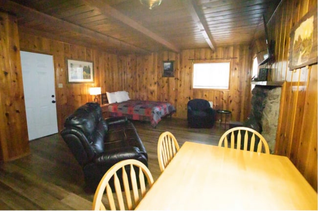 596 W White Mountain Blvd