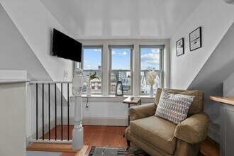 358 Broadway, Unit 3 in Newport, RI - Foto de edificio - Building Photo