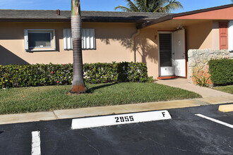 2955 Crosley Dr W in West Palm Beach, FL - Foto de edificio - Building Photo