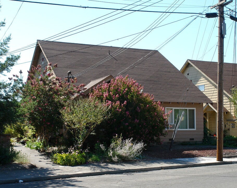 1133 Evans Dr in Santa Rosa, CA - Foto de edificio