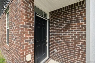 765 Hummingbird Dr in Rochester Hills, MI - Building Photo - Building Photo