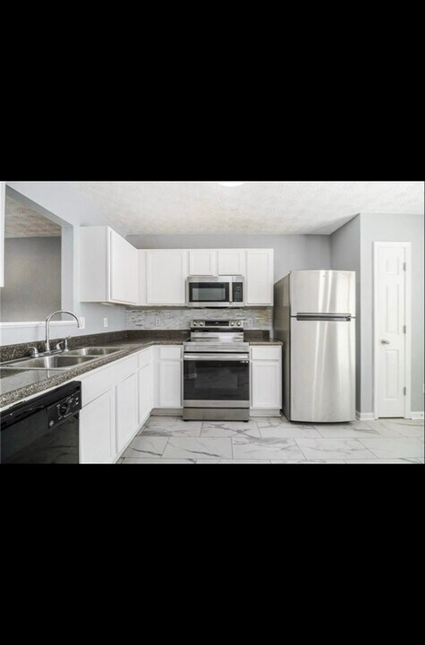 2418 Piering Dr in Stonecrest, GA - Foto de edificio