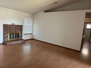 2252 Teakwood Way in Hanford, CA - Building Photo - Building Photo
