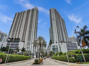 90 SW 3rd St in Miami, FL - Building Photo - Building Photo