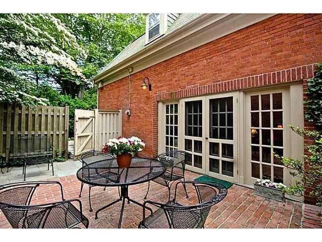 434 Bellevue Ave in Newport, RI - Building Photo - Building Photo