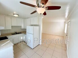 585 E Cottonwood Rd in Palm Springs, CA - Building Photo