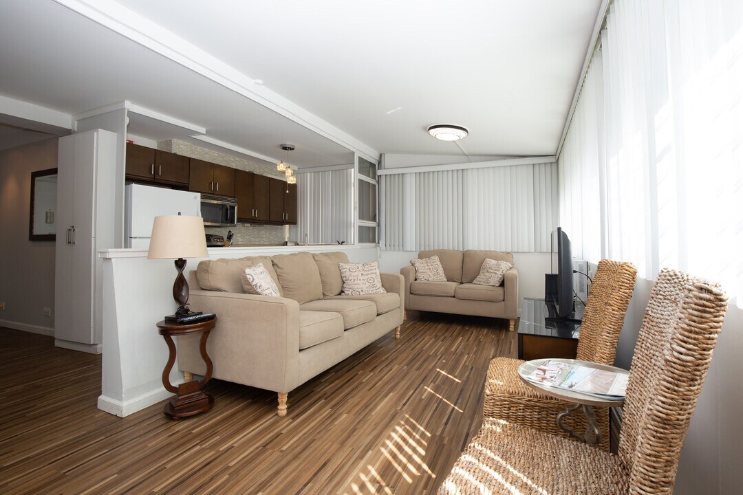 2500 Kalakaua Ave, Unit 204 in Honolulu, HI - Building Photo