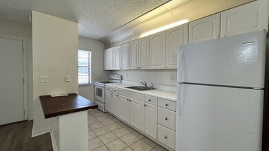 1041 SE Monterey Rd in Stuart, FL - Building Photo - Building Photo