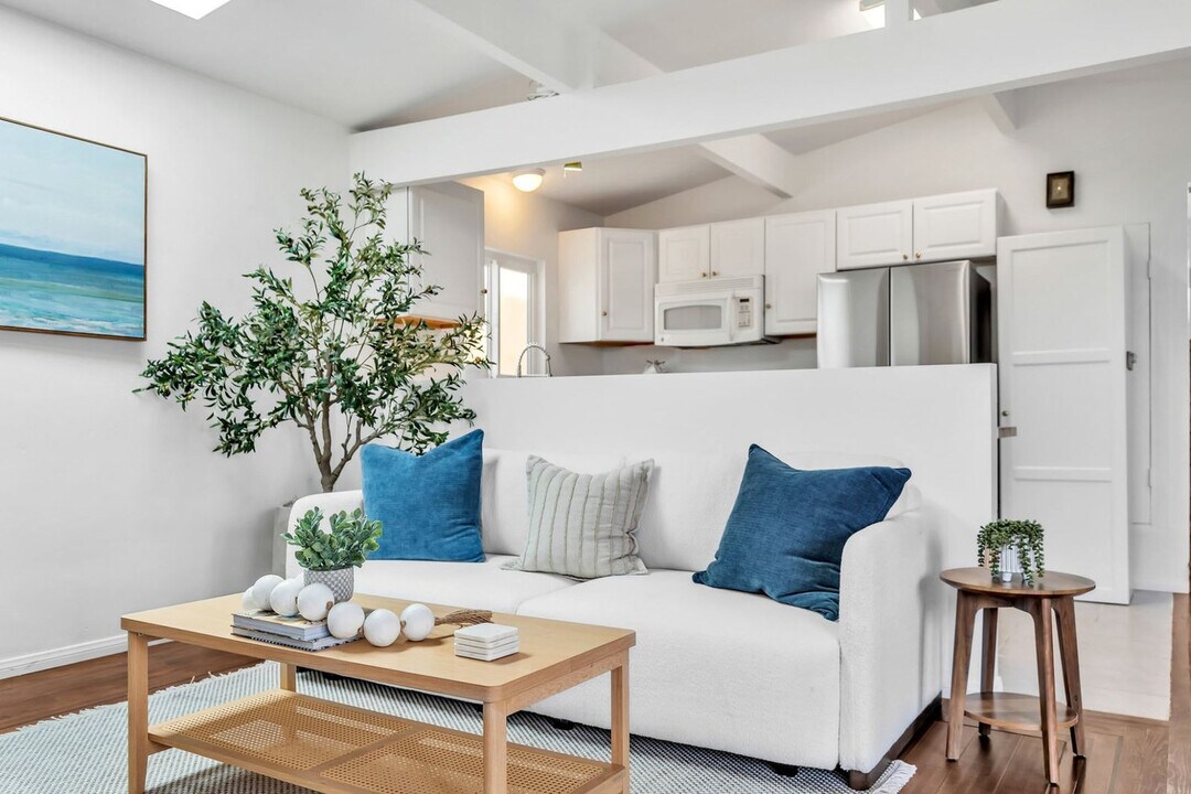 4585 Saratoga Ave in San Diego, CA - Building Photo