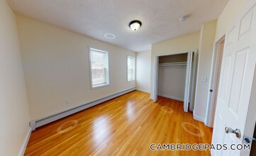 1056 Cambridge St in Cambridge, MA - Foto de edificio - Building Photo