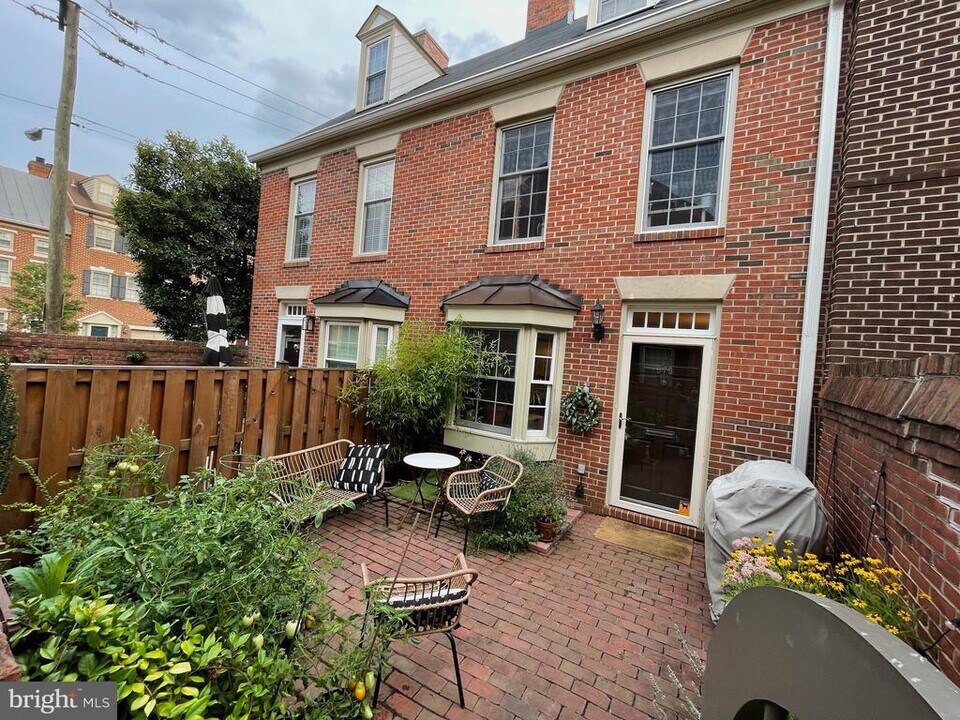 673 S Columbus St in Alexandria, VA - Foto de edificio