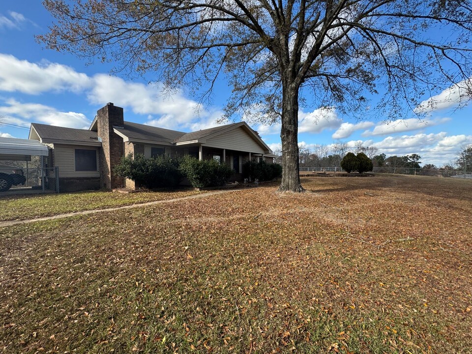 1635 Martin Dr in Deatsville, AL - Building Photo