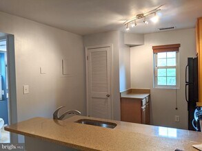 1407 E Abingdon Dr in Alexandria, VA - Building Photo - Building Photo