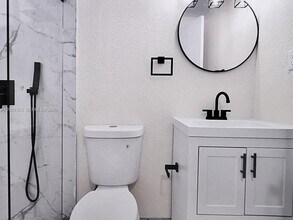 2273 SW 5th St in Miami, FL - Foto de edificio - Building Photo