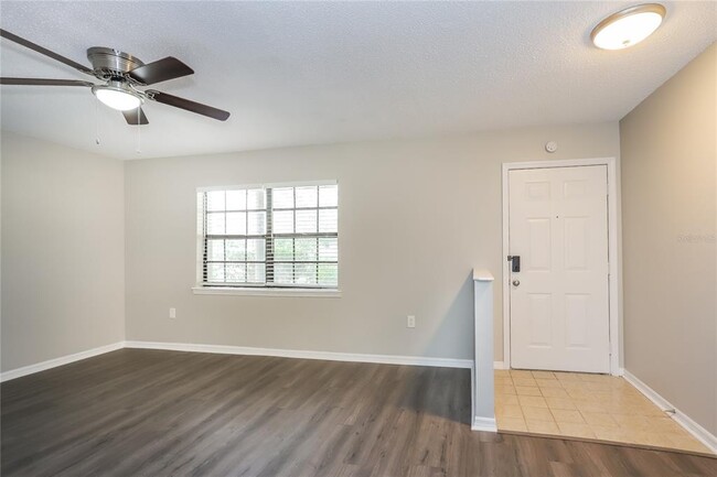 302 N Miller Rd in Valrico, FL - Building Photo - Building Photo