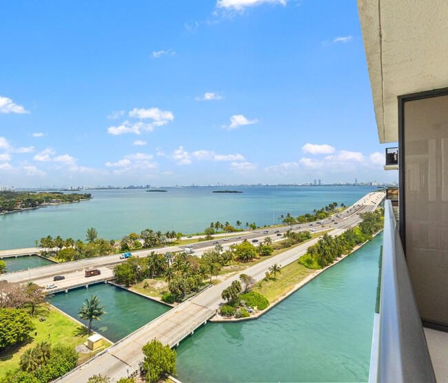 600 NE 36th St, Unit 1810 in Miami, FL - Building Photo - Building Photo