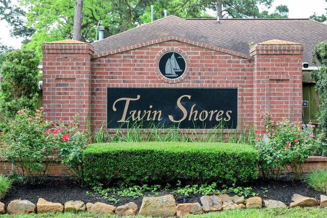 9948 Twin Shores Dr in Willis, TX - Building Photo - Building Photo