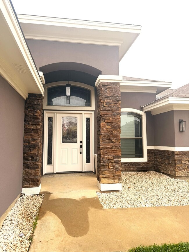 616 Waxwing Cedar Drive in Laredo, TX - Building Photo - Building Photo