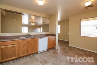 10410 W Pioneer St in Tolleson, AZ - Foto de edificio - Building Photo