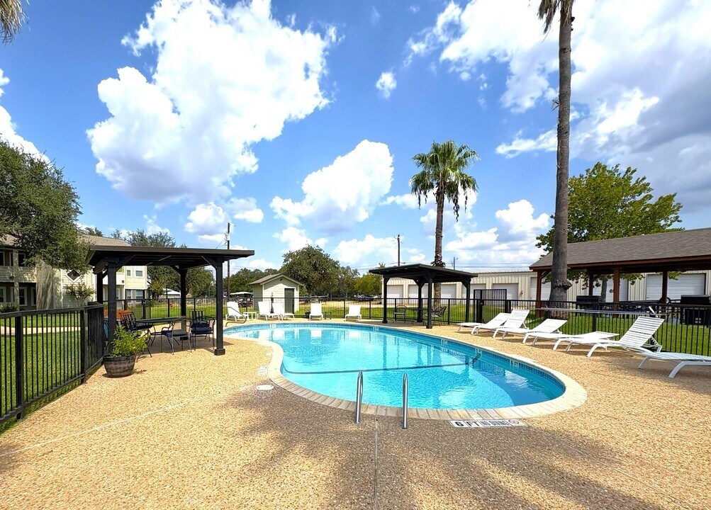 604 Highcrest Dr in Granite Shoals, TX - Building Photo