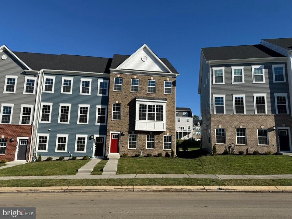 1809 Parham Wy in Woodlawn, MD - Foto de edificio