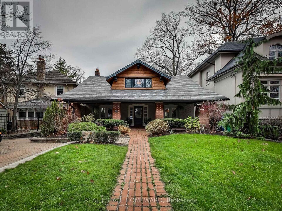 15 Pine Crescent in Toronto, ON - Building Photo