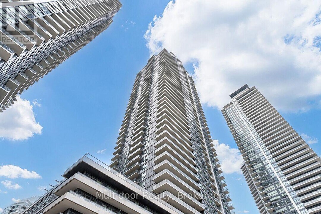 2220 Lake Shore Blvd W in Toronto, ON - Building Photo