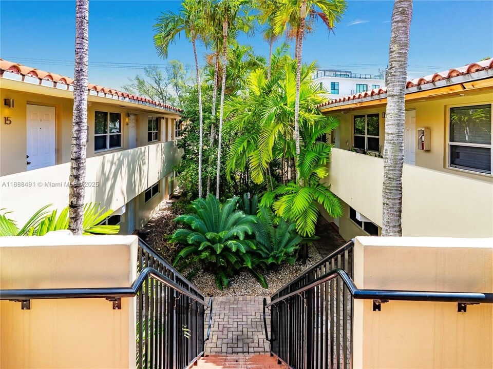 2025 Miami Rd in Fort Lauderdale, FL - Foto de edificio